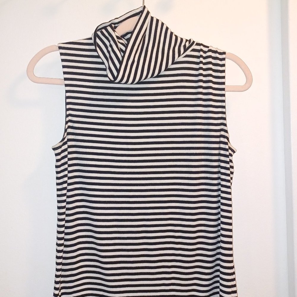 SLEEVELESS BLACK & WHITE STRIPE TURTLENECK